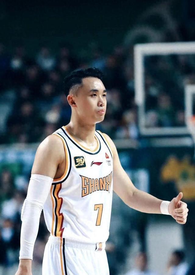 莱万多夫斯基爆冷击败加拿大队，悬念迭起震惊全场！